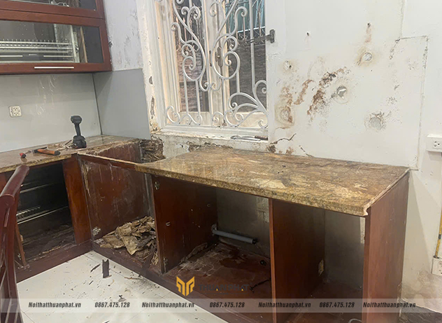 tủ bếp gỗ tự nhiên bị mối mọt sau 10 năm sử dụng